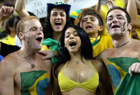 Lộ ngực trên khán đài, fan nữ Brazil "nổi như cồn" 3