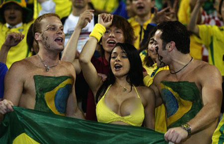 Lộ ngực trên khán đài, fan nữ Brazil 