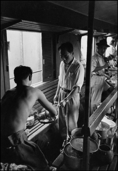 Cảnh mắc võng, nấu ăn cực hiếm trên chuyến tàu Sài Gòn - Nha Trang năm 1952 11