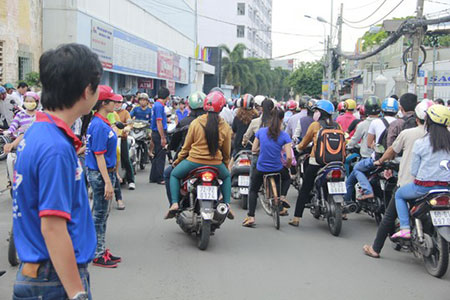 Mưa to, tắc đường, thí sinh và phụ huynh vất vả trong đợt thi cử lần hai 5