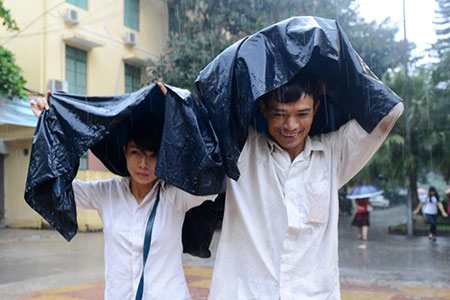 Mưa to, tắc đường, thí sinh và phụ huynh vất vả trong đợt thi cử lần hai 12