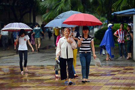 Mưa to, tắc đường, thí sinh và phụ huynh vất vả trong đợt thi cử lần hai 13