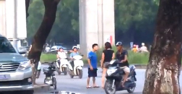 Hà Nội: Nam thanh niên giật tóc, đấm đá rồi ôm chầm bạn gái giữa đường 2