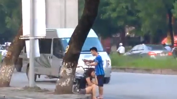 Hà Nội: Nam thanh niên giật tóc, đấm đá rồi ôm chầm bạn gái giữa đường 1