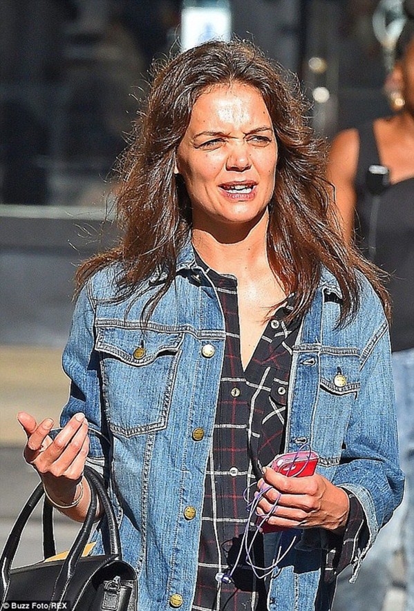 Katie Holmes gây thất vọng khi lôi thôi với 