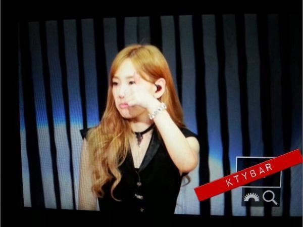 SNSD đ&atilde; o&agrave; kh&oacute;c khi h&aacute;t 