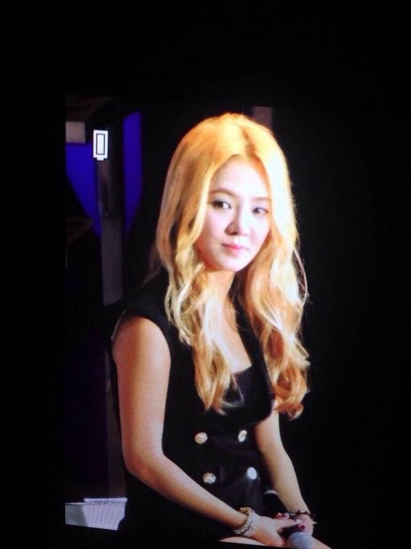 SNSD đ&atilde; o&agrave; kh&oacute;c khi h&aacute;t 