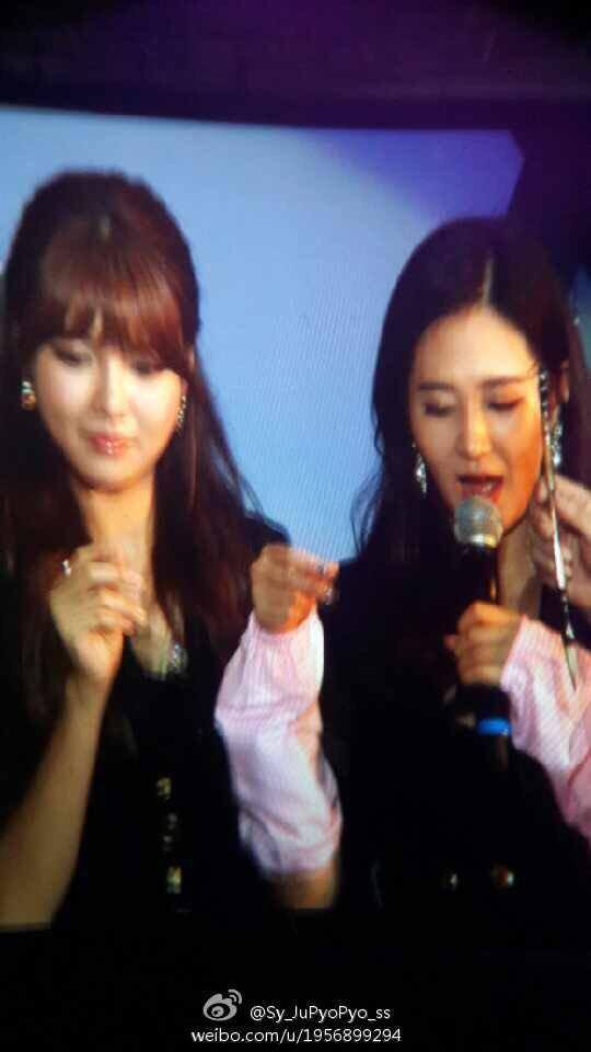 SNSD đ&atilde; o&agrave; kh&oacute;c khi h&aacute;t 