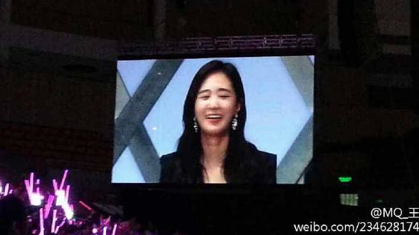 SNSD đ&atilde; o&agrave; kh&oacute;c khi h&aacute;t 