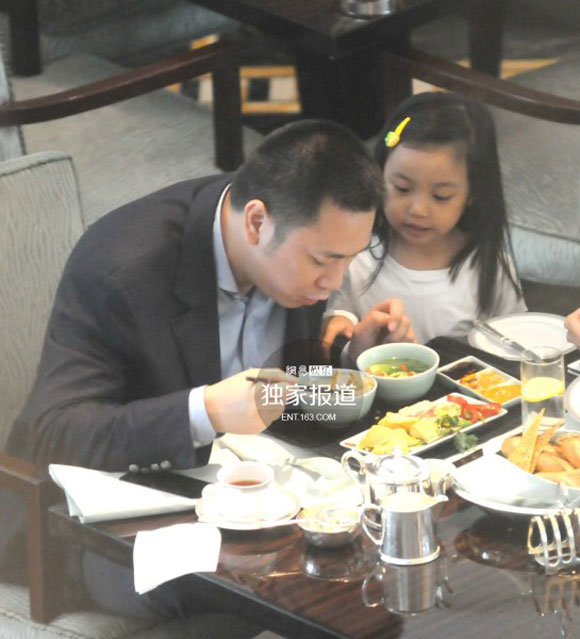 Con gái Triệu Vy líu lo trò chuyện khi đi ăn với bố 4