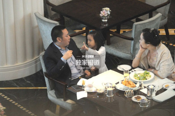 Con gái Triệu Vy líu lo trò chuyện khi đi ăn với bố 5