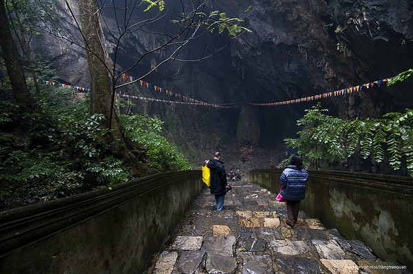 Những hang động 