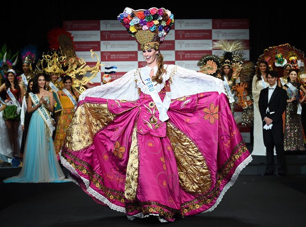 Đặng Thu Thảo tự tin khoe trang phục dân tộc tại Miss International 11