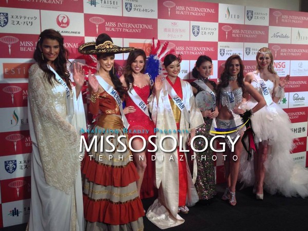 Đặng Thu Thảo tự tin khoe trang phục dân tộc tại Miss International 3