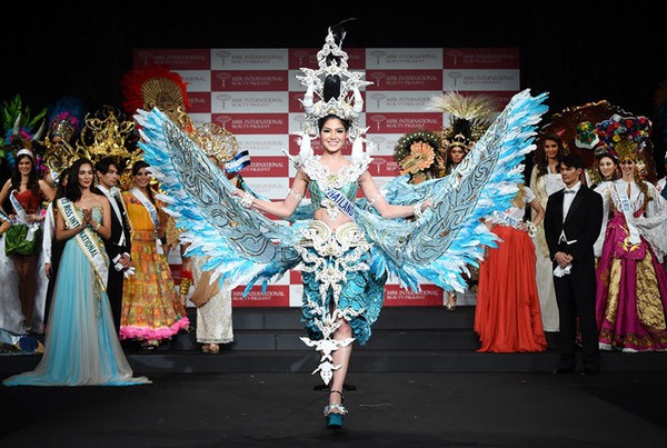 Đặng Thu Thảo tự tin khoe trang phục dân tộc tại Miss International 7