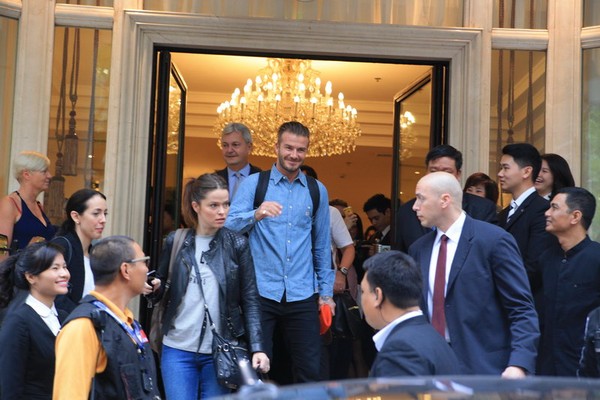 Beckham ăn mặc đơn giản nhưng vẫn cực cuốn hút khi rời Hà Nội vào TP.HCM 6