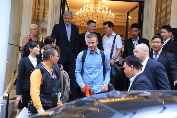 Beckham ăn mặc đơn giản nhưng vẫn cực cuốn hút khi rời Hà Nội vào TP.HCM 9