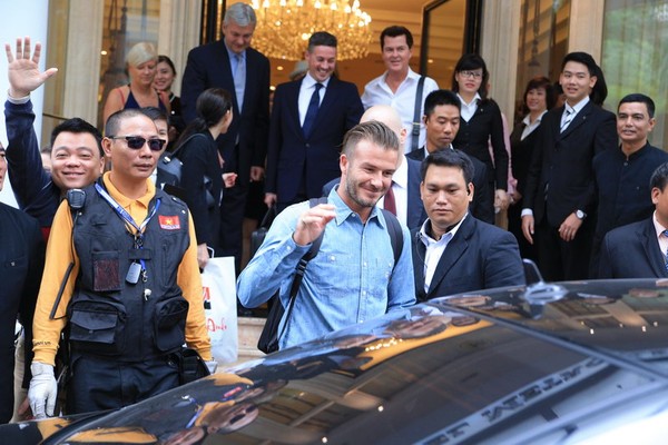 Beckham ăn mặc đơn giản nhưng vẫn cực cuốn hút khi rời Hà Nội vào TP.HCM 10