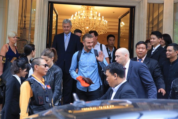 Beckham ăn mặc đơn giản nhưng vẫn cực cuốn hút khi rời Hà Nội vào TP.HCM 8