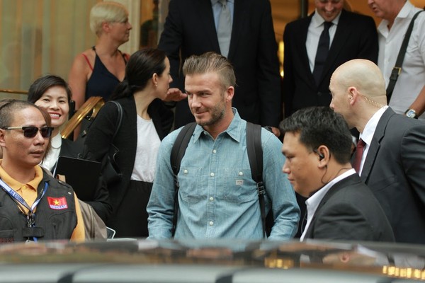 Beckham ăn mặc đơn giản nhưng vẫn cực cuốn hút khi rời Hà Nội vào TP.HCM 3