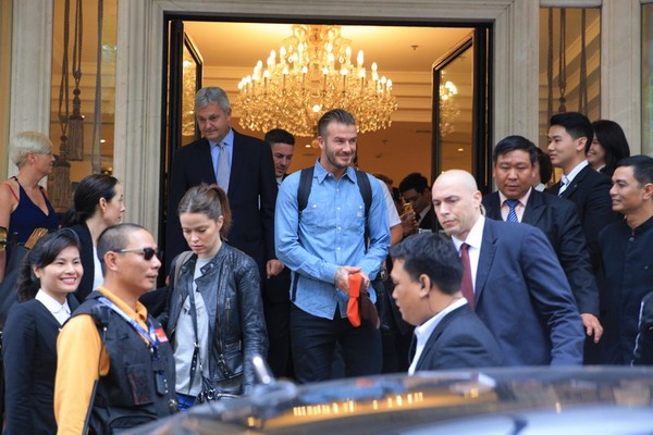 Beckham ăn mặc đơn giản nhưng vẫn cực cuốn hút khi rời Hà Nội vào TP.HCM 7