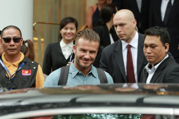 Beckham ăn mặc đơn giản nhưng vẫn cực cuốn hút khi rời Hà Nội vào TP.HCM 2
