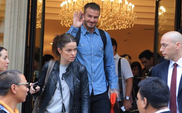 Beckham ăn mặc đơn giản nhưng vẫn cực cuốn hút khi rời Hà Nội vào TP.HCM 1