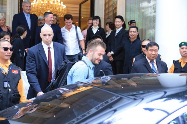 Beckham ăn mặc đơn giản nhưng vẫn cực cuốn hút khi rời Hà Nội vào TP.HCM 12