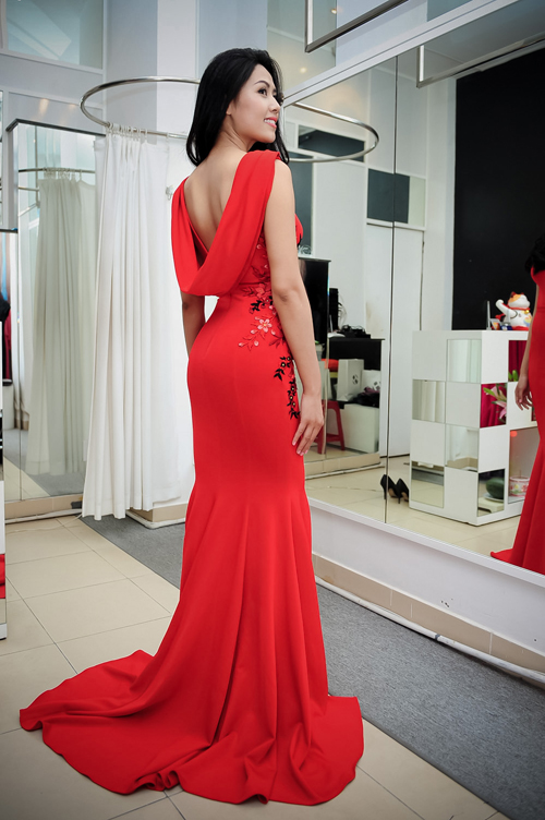 Nguyễn Thị Loan phân vân chọn trang phục thi Miss World 3