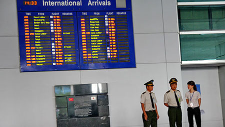 Người nhà hành khách nhốn nháo vì sự cố ở sân bay Tân Sơn Nhất 1