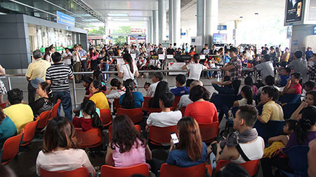 Người nhà hành khách nhốn nháo vì sự cố ở sân bay Tân Sơn Nhất 5