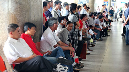 Người nhà hành khách nhốn nháo vì sự cố ở sân bay Tân Sơn Nhất 6