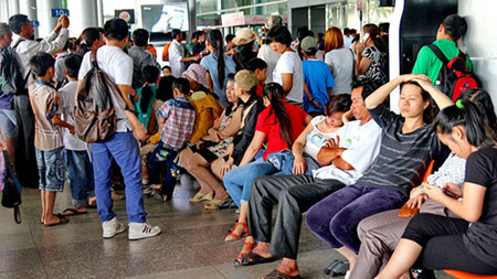 Người nhà hành khách nhốn nháo vì sự cố ở sân bay Tân Sơn Nhất 7