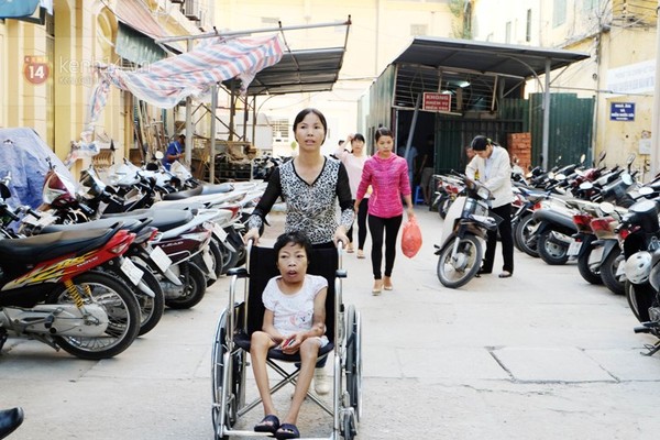 Bạn bè bật khóc, bịn rịn chia tay cô gái suy thận trong “đám cưới cổ tích” 5