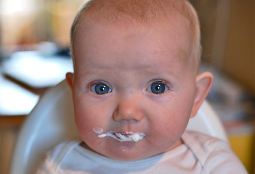5 bước hiệu quả dạy bé tập ăn sữa chua 2