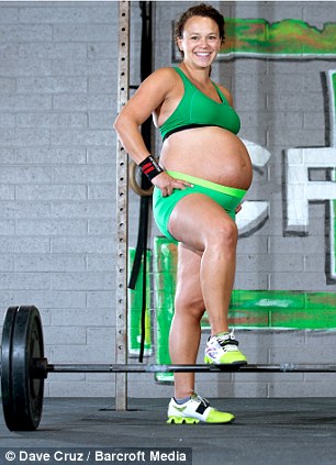 Bà bầu nâng tạ nặng hơn 96kg trước khi sinh 10