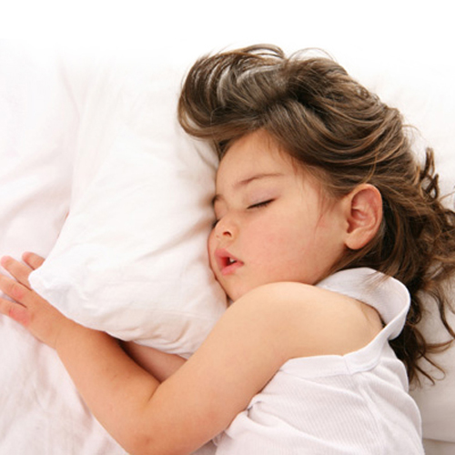 7 bí quyết giúp bạn rèn cho bé thói quen ngủ riêng 1