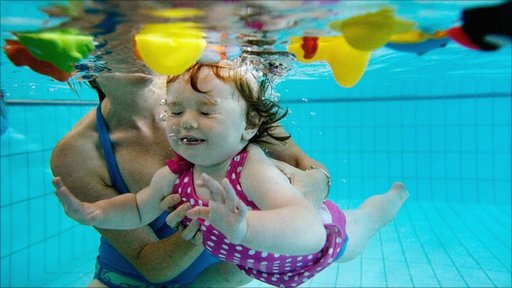 10 mẹo giúp bé bơi lội an toàn trong mùa hè 1