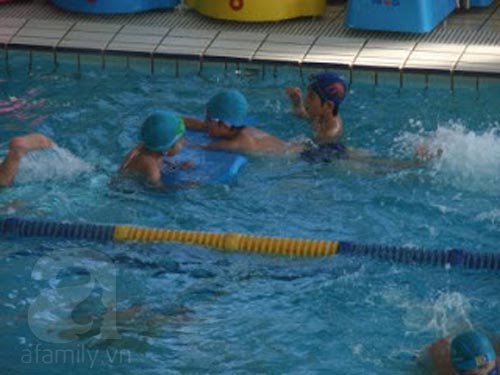 “Đột nhập” lớp học bơi của trẻ em Nhật Bản 10