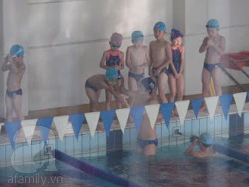 “Đột nhập” lớp học bơi của trẻ em Nhật Bản 8