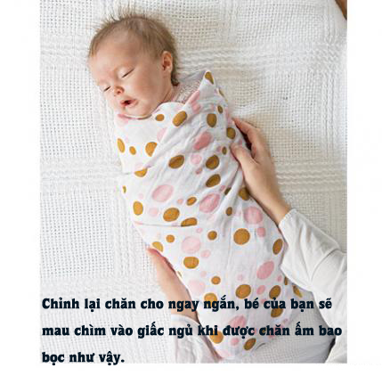Cách quấn khăn nhanh để xoa dịu bé sơ sinh đang khóc 5