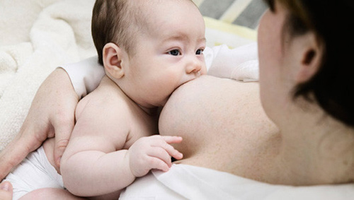 Hiểm họa từ việc tự vắt sữa non để dành trước khi sinh 2