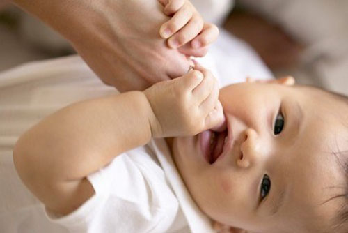 4 cách đơn giản giúp bé giảm đau khi mọc răng sữa 2