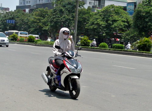 Cuối tuần, thủ đô Hà Nội ngày nắng, chiều tối có mưa rào 1