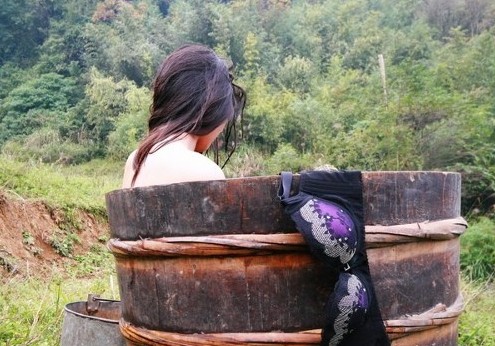 Thiếu nữ bí ẩn trốn vào rừng... tránh ngày tận thế (?!) 3 Thiếu nữ bí ẩn trốn vào rừng... tránh ngày tận thế (?!) 3