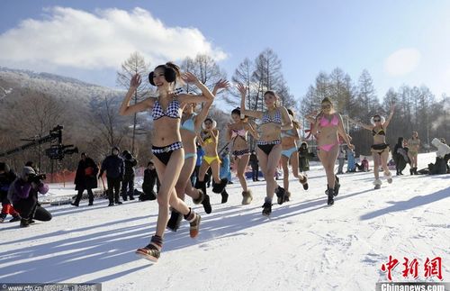 Người đẹp Trung Quốc mặc bikini trượt tuyết 3