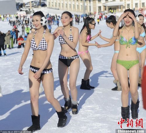 Người đẹp Trung Quốc mặc bikini trượt tuyết 1