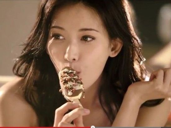 Lâm Chí Linh lại khoe ngực để đóng quảng cáo kem que 1