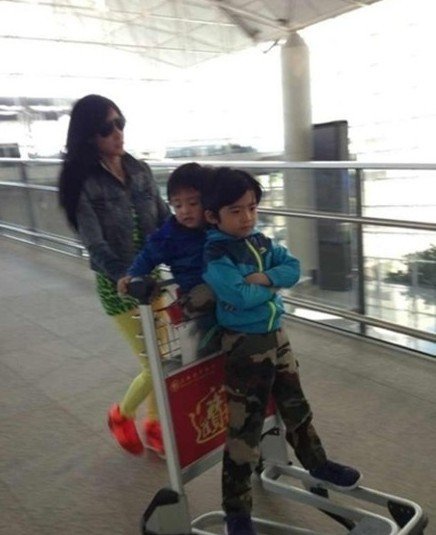 Fan thích thú khi chụp được mẹ con Trương Bá Chi ở sân bay 1