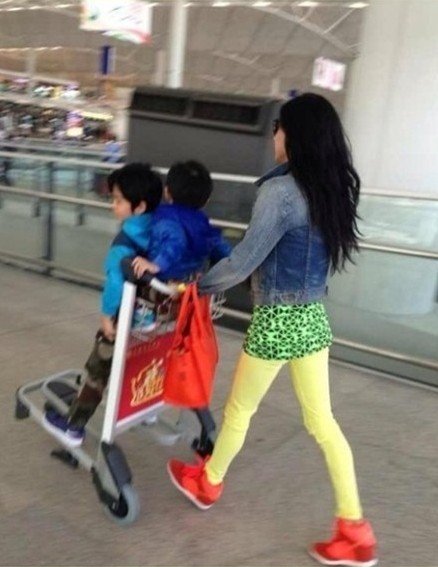 Fan thích thú khi chụp được mẹ con Trương Bá Chi ở sân bay 2